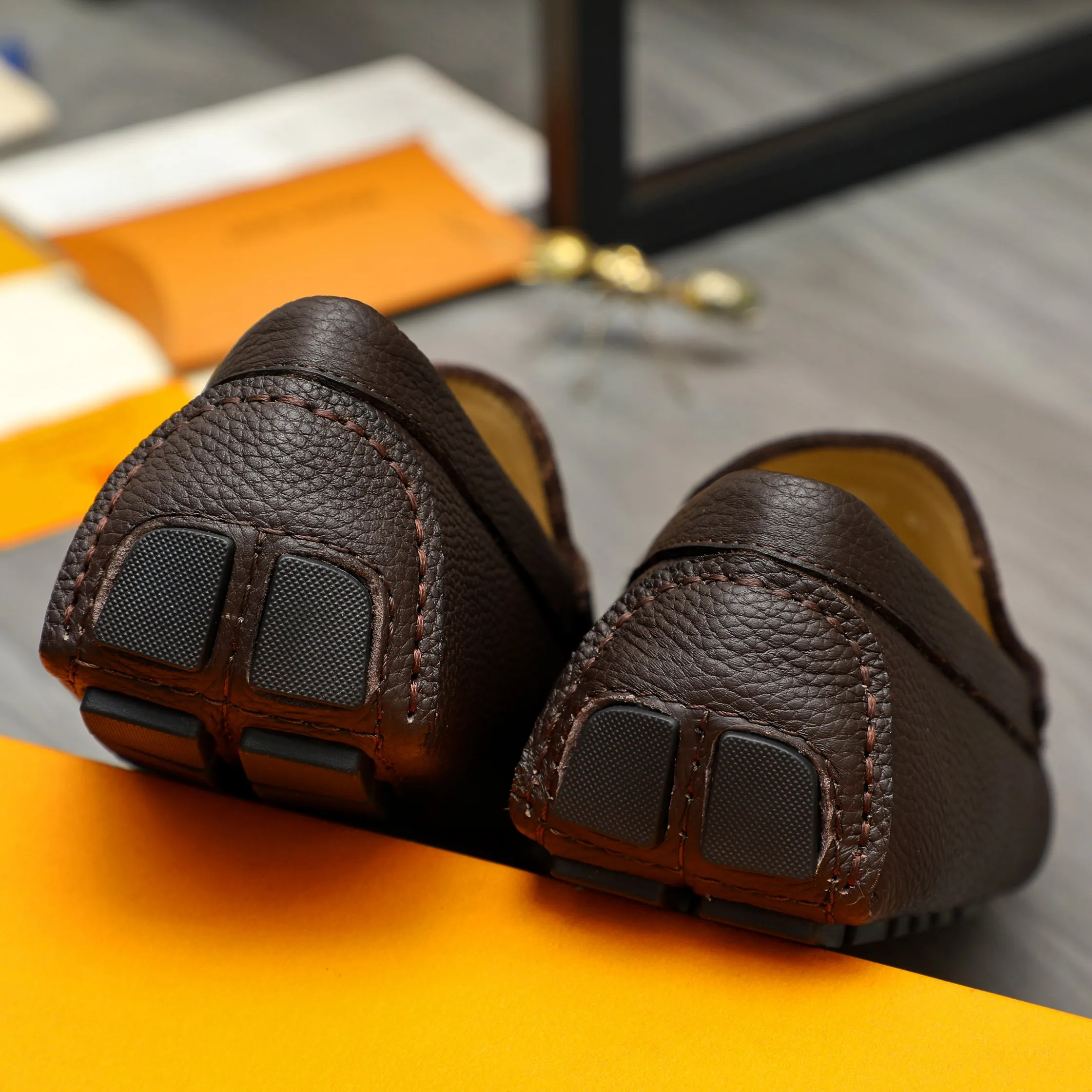 Men's shoes 💰420 Product trademark: LV "Louis Vuitton" casual slip-on shoes Regular size: 38-46 (45.46 custom-made, non-returnable) Product materials: Selected pebbled cowhide upper, sheepskin lining, original rubber outsole
